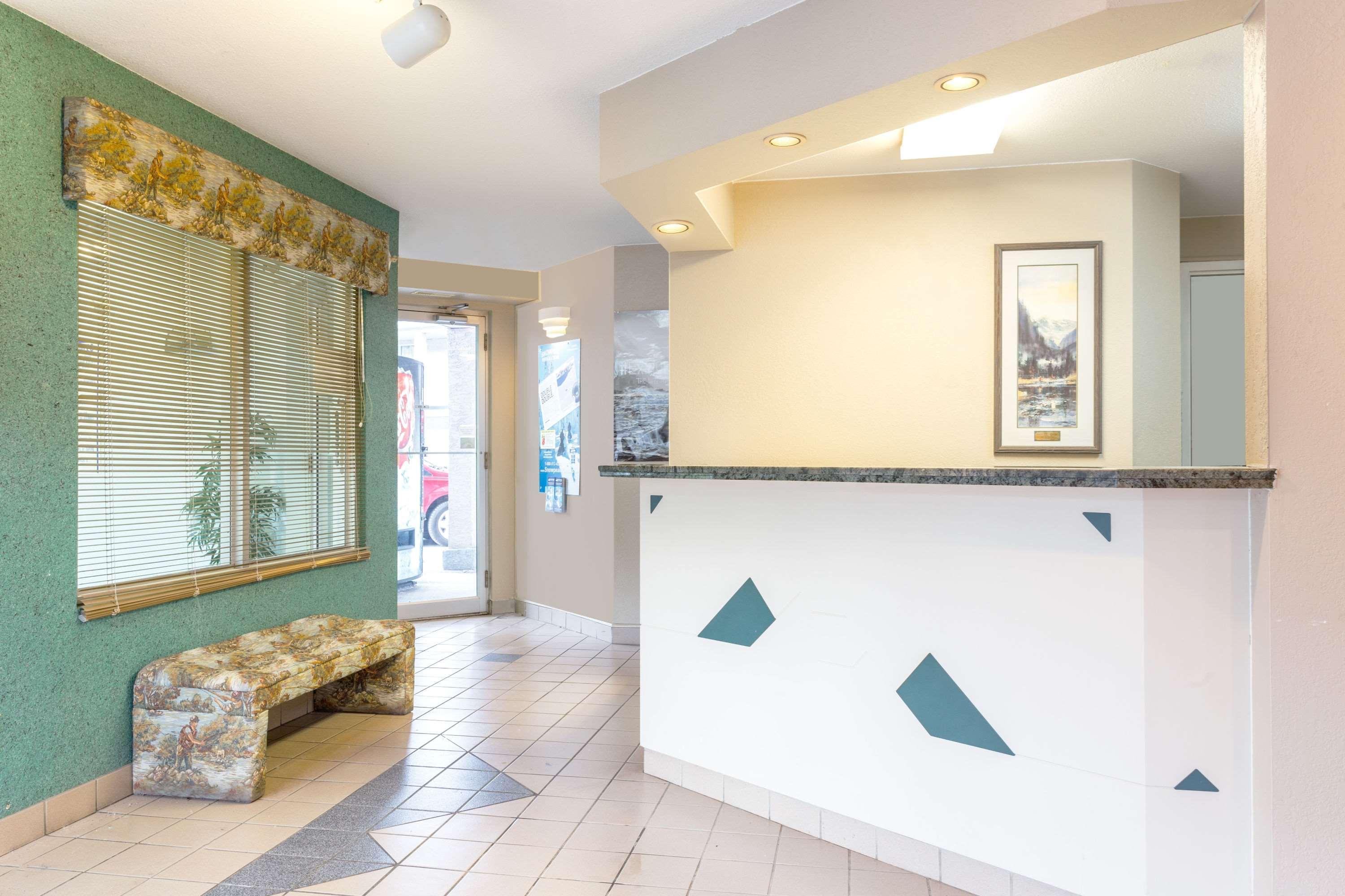 Super 8 By Wyndham Golden Exterior foto